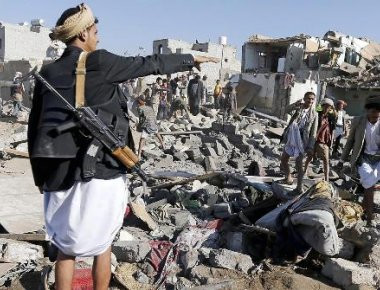 Τουλάχιστον 25 νεκροί μετά από σφοδρές μάχες σε στρατιωτική βάση στην Υεμένη